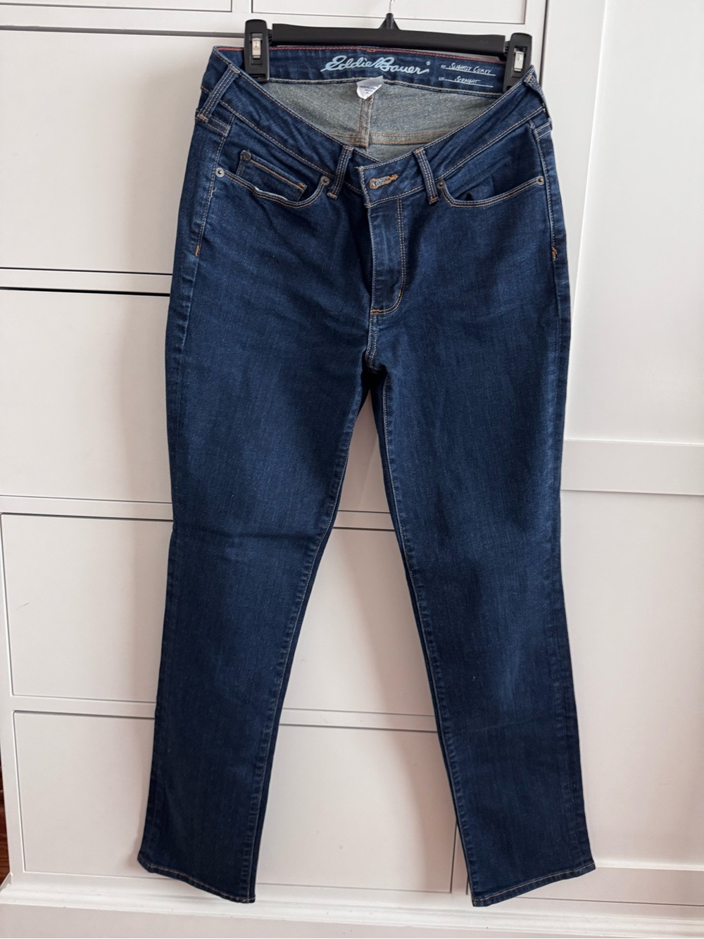 Women’s Eddie Bauer straight leg curvy fit jean. Size 6